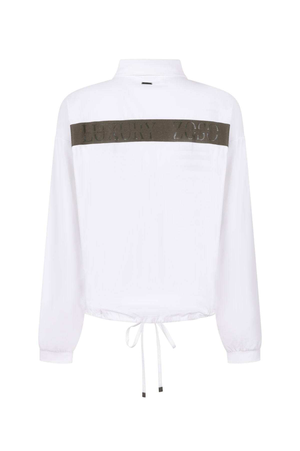 Zoso Travel blouse Ronnie in offwhite en groen, korte mouwen en losse pasvorm, gedragen door een model.