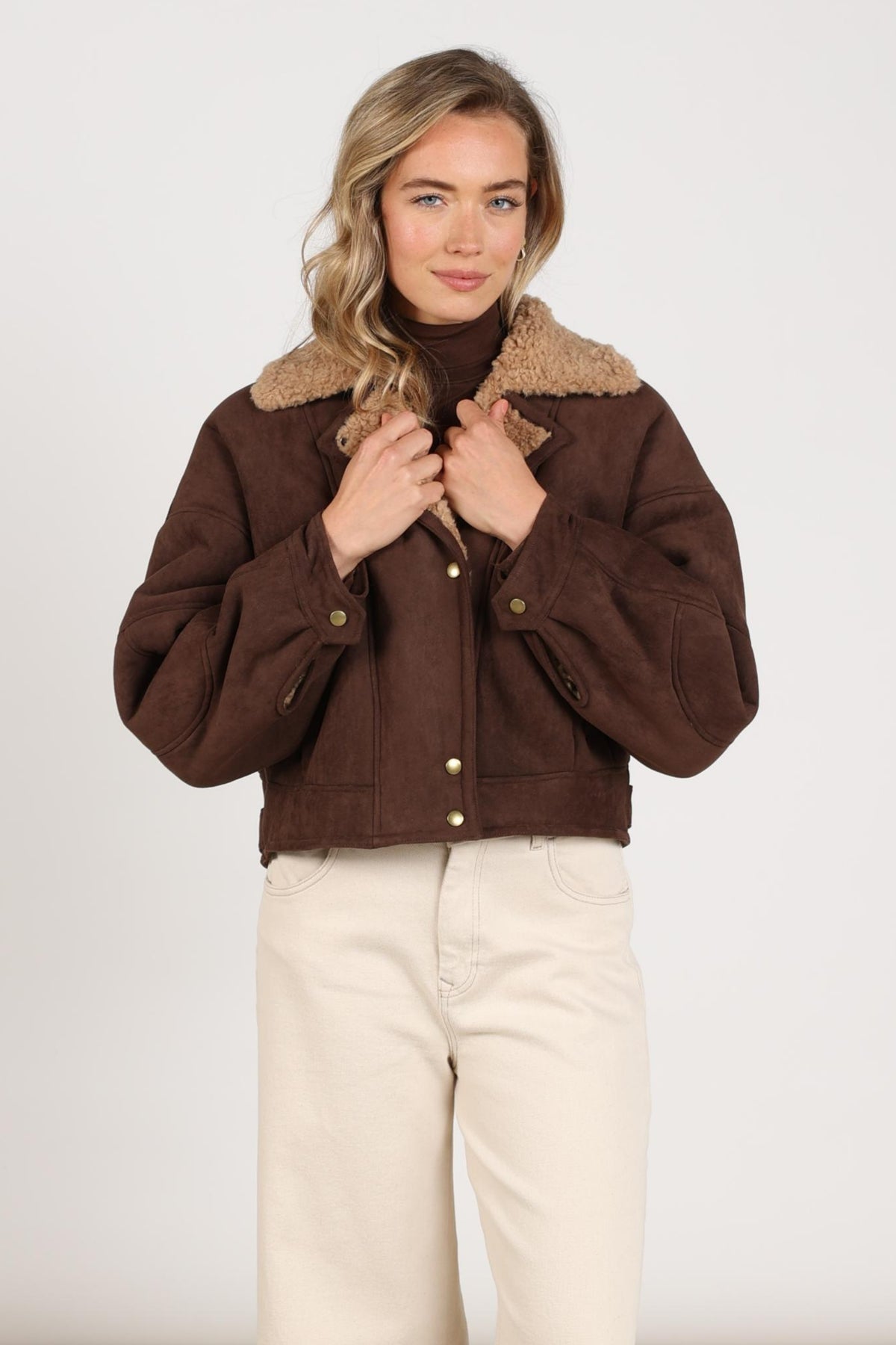 Nukus Evita chocolade jacket, warme damesjas met capuchon en knopen, modieus en comfortabel.