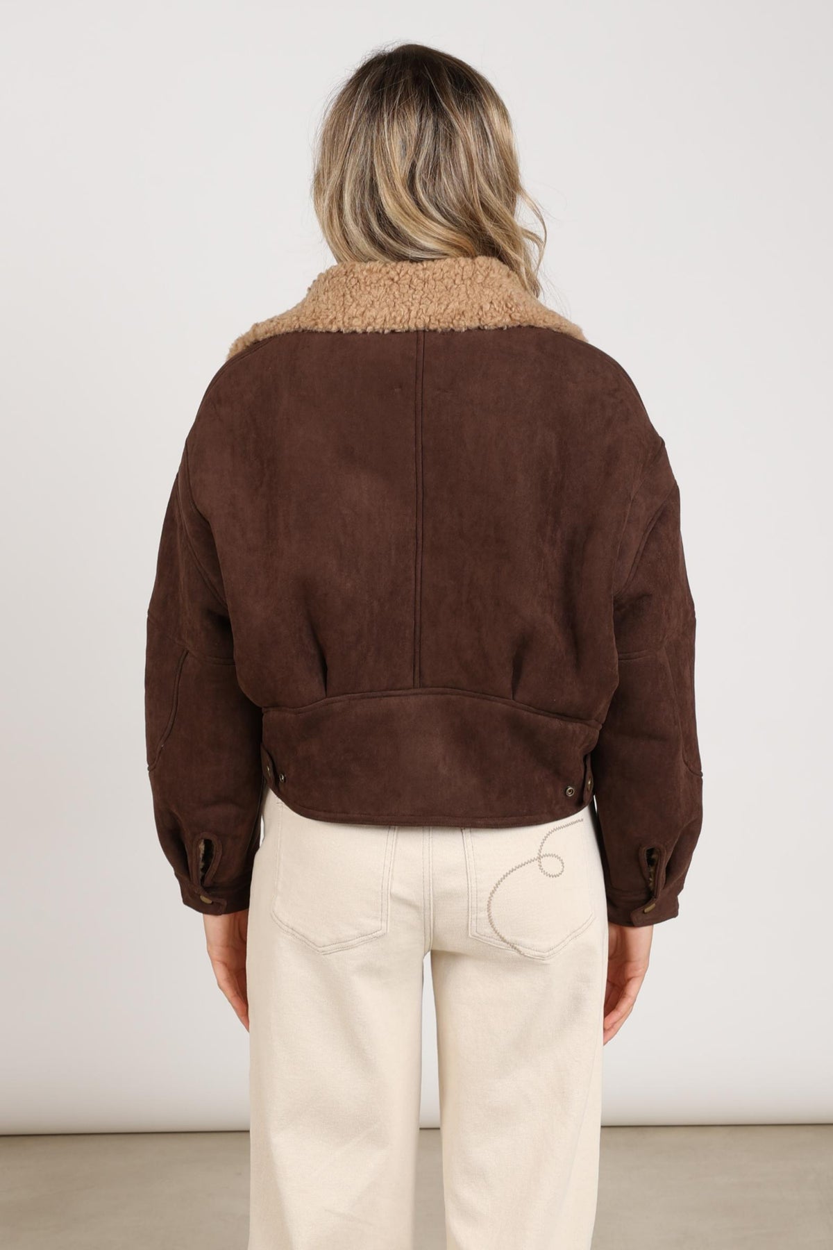 Donkere chocolade Nukus Evita jas met capuchon en ritssluiting, modieus en comfortabel voor dames.