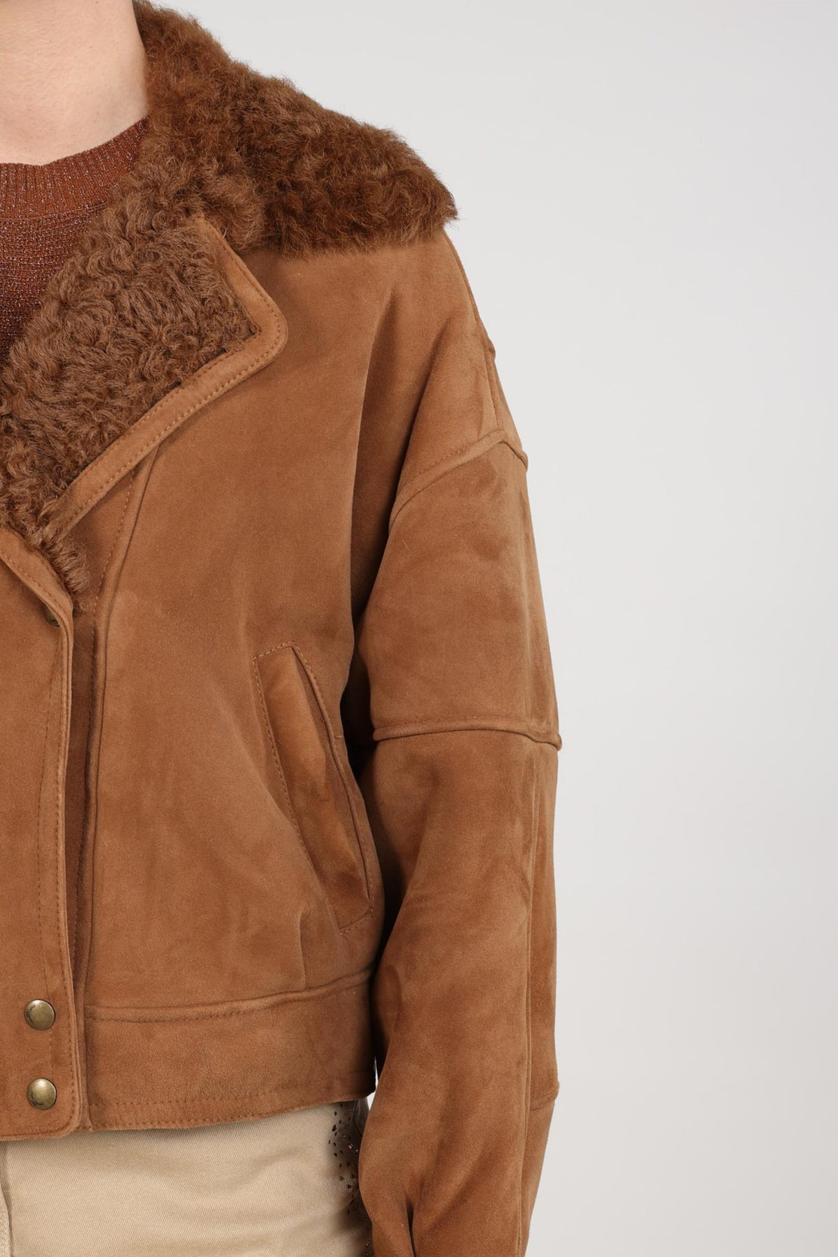 Nukus Evita Toffee jacket voor dames, close-up van de lichtbruine winterjas met capuchon en ritssluiting.