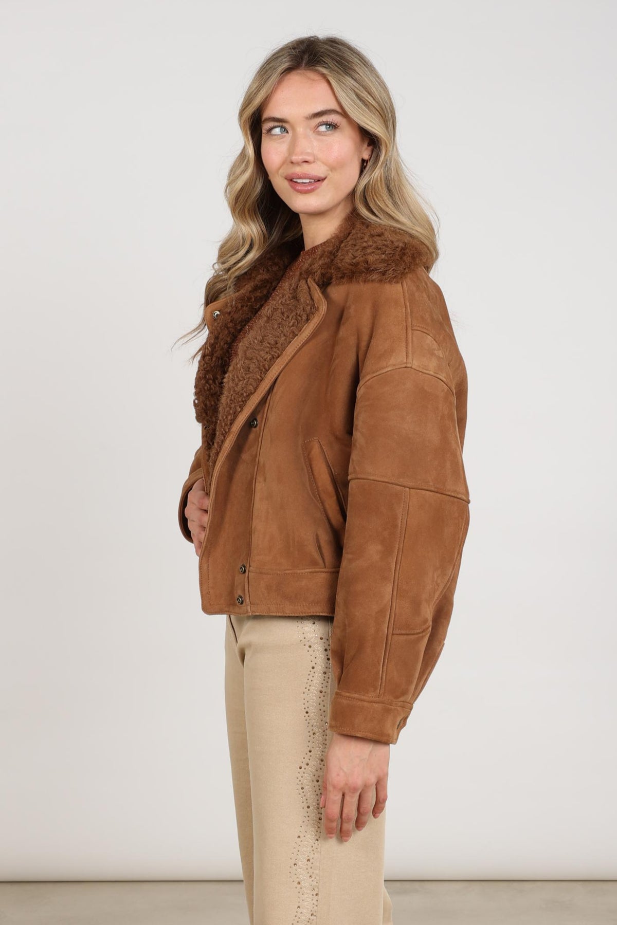 Donkere toffe Nukus Evita jack met capuchon en ritssluiting, geschikt voor dames, op een model gedragen.