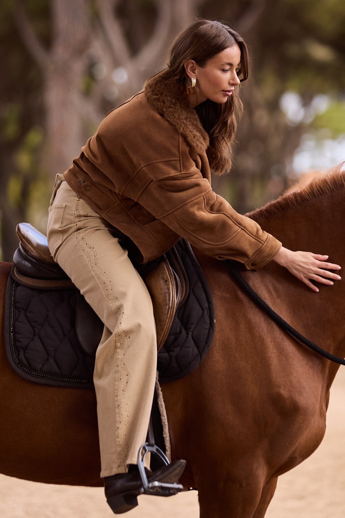 Nukus Evita Toffee jack met capuchon en ritssluiting, warme winterjas voor dames, zichtbaar met details en stoftextuur.