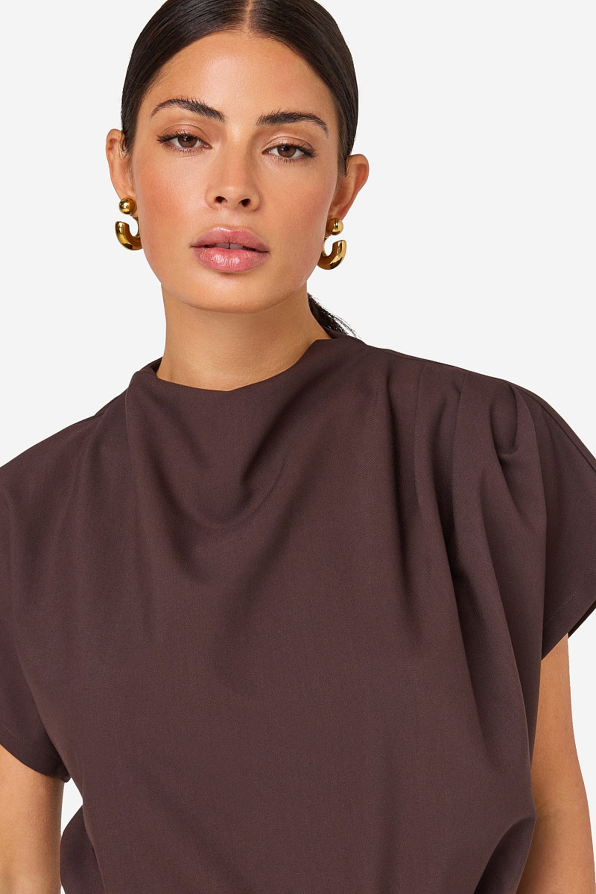Donkere bruine jurk Delara van Ibana met elegante pasvorm en details, gedragen door een model.