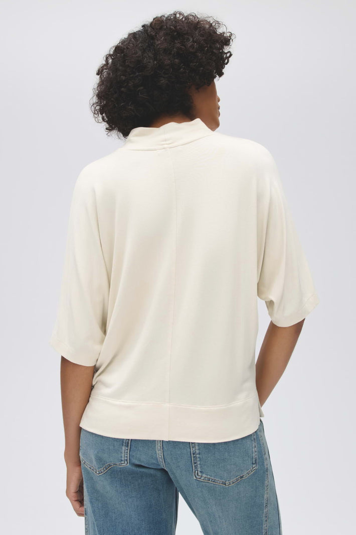Opus Sinse Soft Cream top in zachte, crèmekleurige stof met ronde hals en lange mouwen, gedragen door model