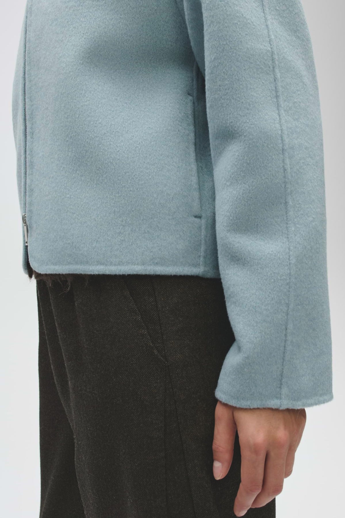 Opus Helisu Dusty Aqua jas voor dames, lichtgewicht en waterafstotend, met capuchon en verstelbare taille, gedragen door een model