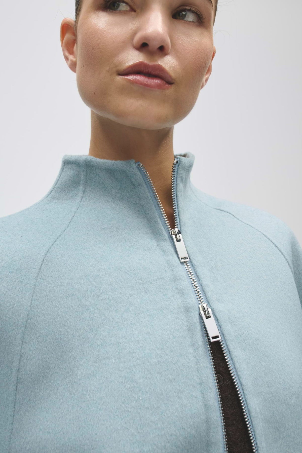 Opus Helisu Dusty Aqua jas voor dames, lichtgewicht waterafstotende jas met capuchon en rits, comfortabel en stijlvol voor dagelijks gebruik