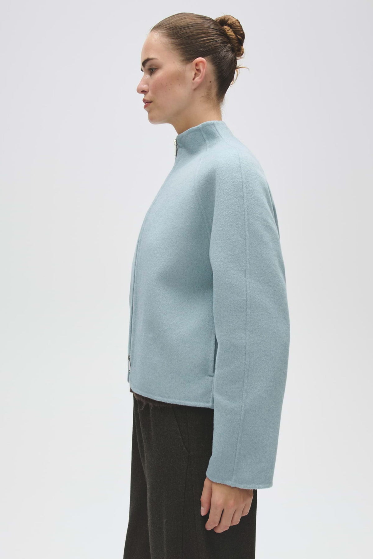 Opus Helisu Dusty Aqua jas met capuchon en ritssluiting, stijlvolle en comfortabele buitenjas voor dames.