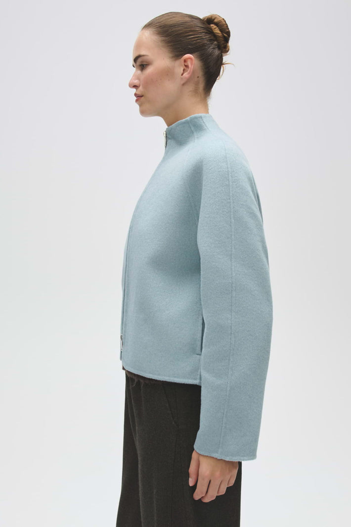 Opus Helisu Dusty Aqua jas met capuchon en ritssluiting, stijlvolle en comfortabele buitenjas voor dames.