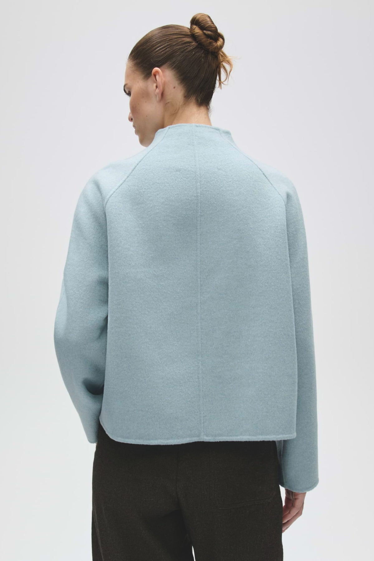 Lichtblauwe Opus Helisu Dusty Aqua jas met ritssluiting en capuchon, geschikt voor herfst en winter.