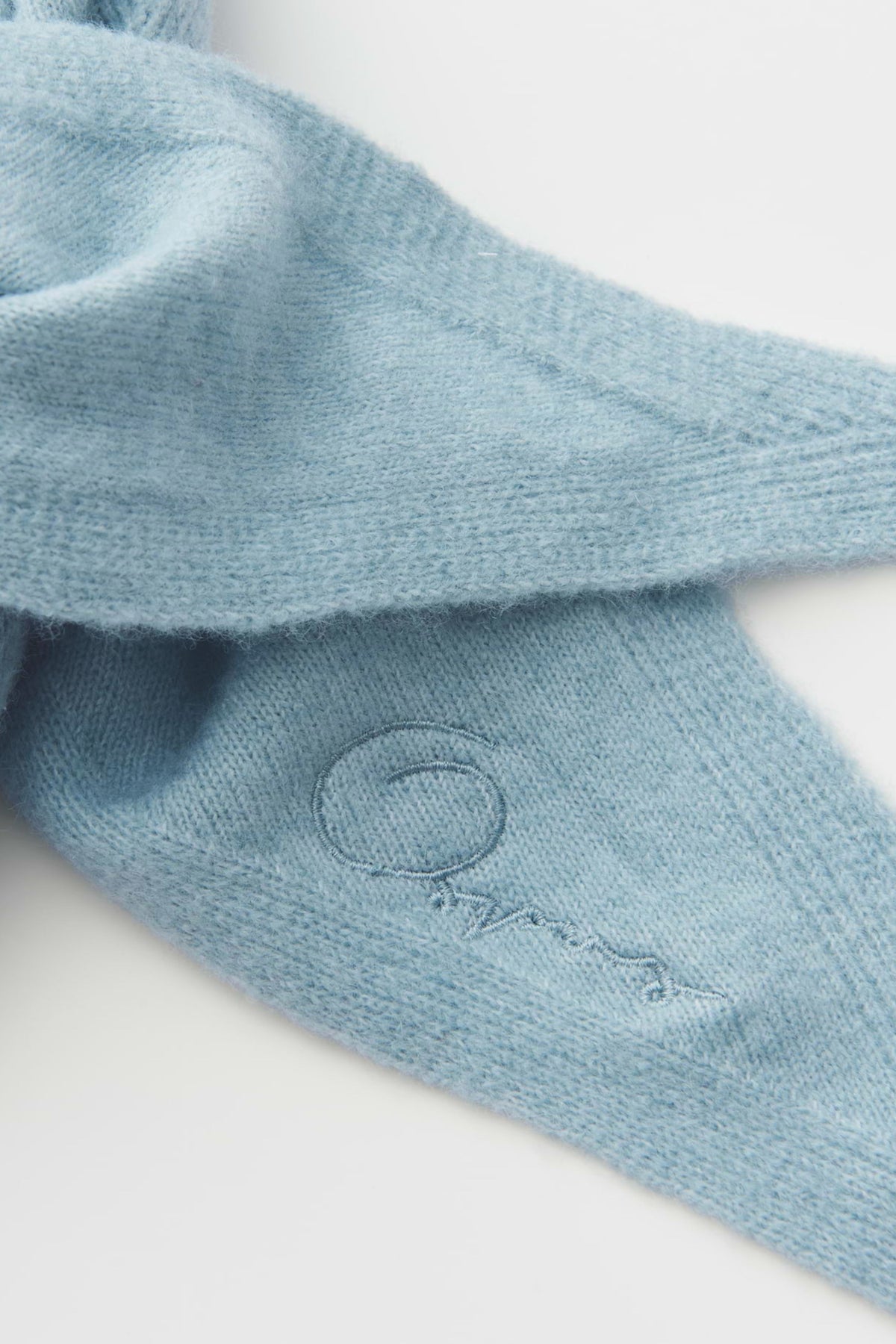 Lichte Dusty Aqua sjaal van Opus met zachte textuur en veelzijdig ontwerp, gedragen door een model.