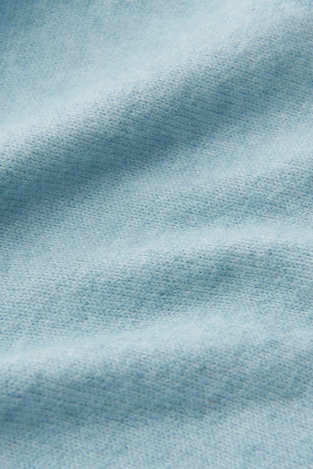 Lichte blauwe sjaal Awilma Dusty Aqua van Opus, geweven van zachte stoffen, gedragen als accessoire of voor extra warmte.