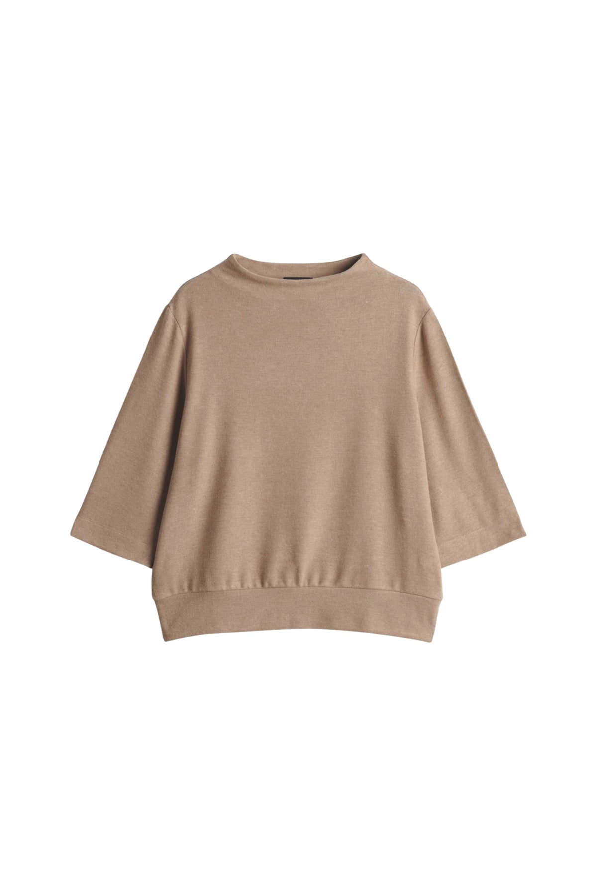 Lichtbruine Opus T-Shirt Sosino Light Mocca gedragen door een model, casual pasvorm en comfortabel materiaal.