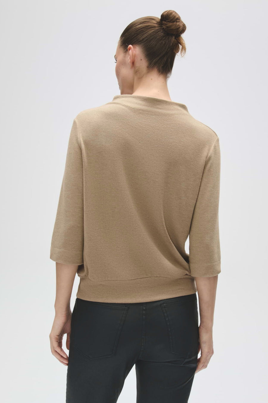 Lichtbruine Opus T-Shirt Sosino Light Mocca met ronde hals en korte mouwen, gedragen door een model.