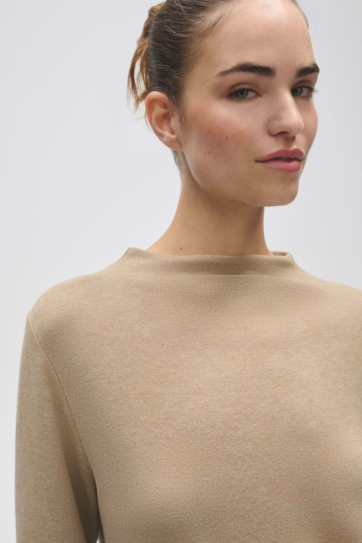 Lichte mocca T-shirt van Opus met ronde hals en korte mouwen, gedragen door een model, op een witte achtergrond.
