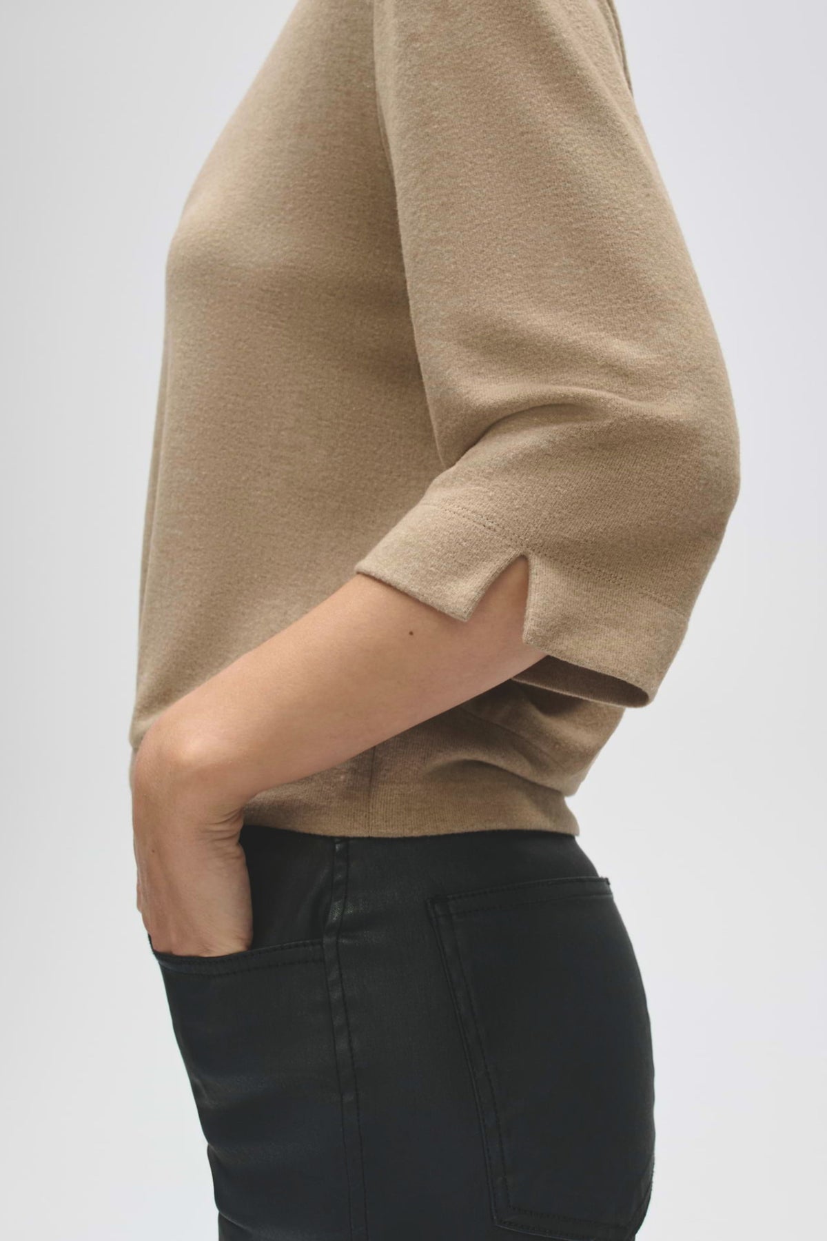 Lichtbruine T-shirt Sosino Light Mocca van Opus, casual draagbaar met ronde hals en korte mouwen, gedragen door een model.