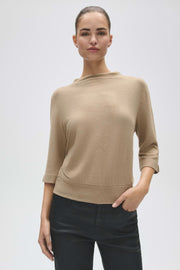 Lichtbruine T-shirt Sosino Light van Opus met korte mouwen en ronde hals, gedragen door een model op een witte achtergrond.