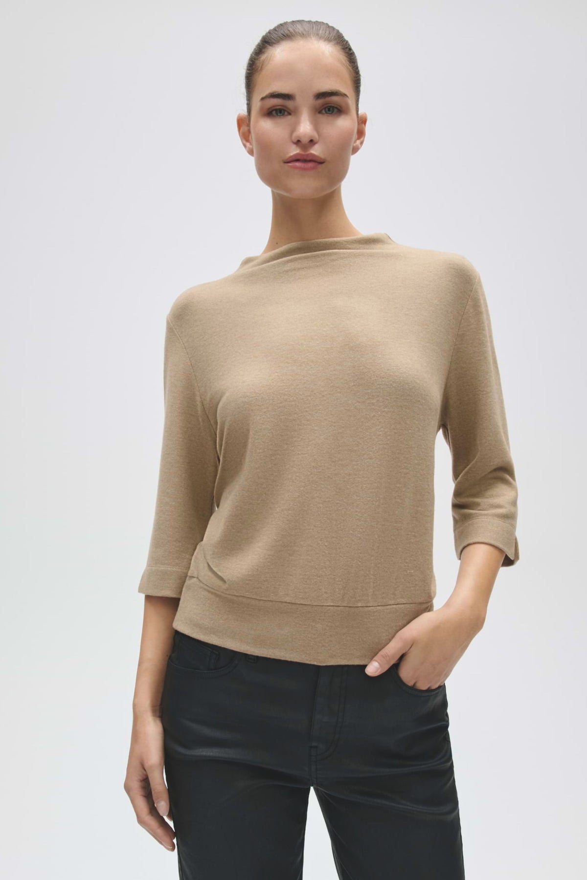Lichtbruine T-shirt Sosino Light van Opus met korte mouwen en ronde hals, gedragen door een model op een witte achtergrond.