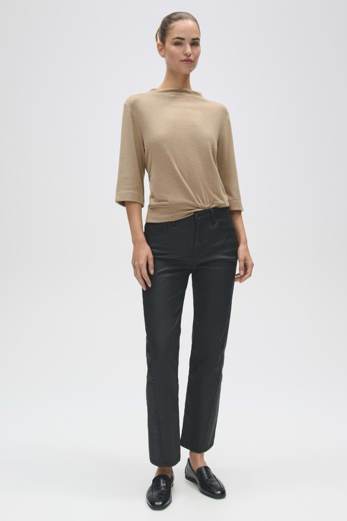 Lichtbruine Opus T-shirt Sosino Light Mocca met ronde hals en korte mouwen, gedragen door een model op een witte achtergrond.