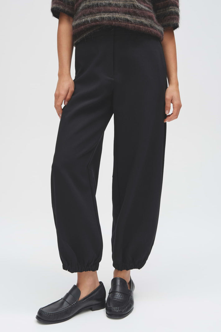 Zwarte broek van Opus Myha Mod, getoond op mannequin, met passende pasvorm en comfortabele stijl.