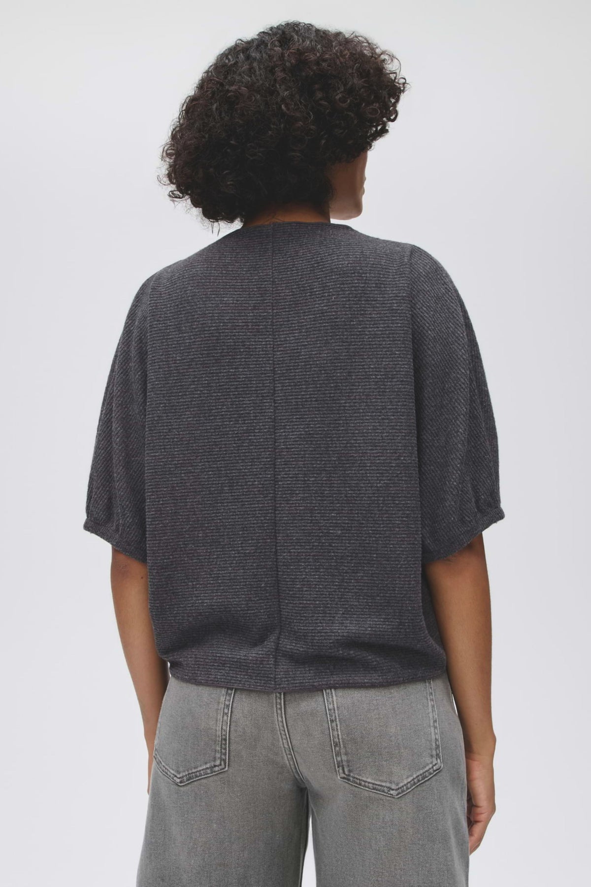 Zwart T-shirt van Opus Skupin in antracietkleur, getoond op een model, met korte mouwen en ronde hals.
