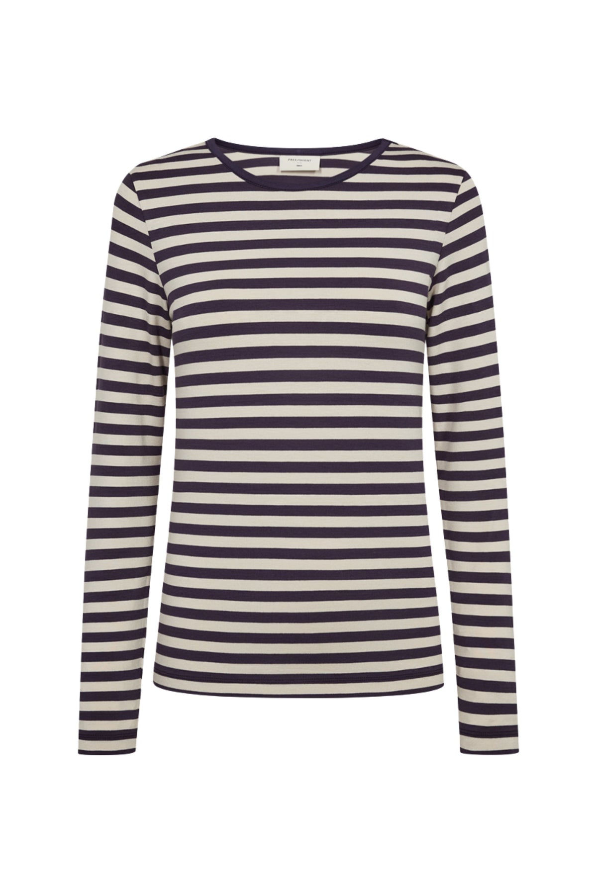 Freequent Top Fqliana Nightshade Moonbeam, lichtblauw top met lange mouwen en decoratieve details, gedragen door een model.