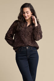 Bruine blouse met franjes van Red Button, modieus en stijlvol, gedetailleerd zichtbaar in de afbeelding.