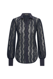 Navy blauwe reisblouse van Mi Piace met kanten details, geschikt voor reizen en casual draagstijl.