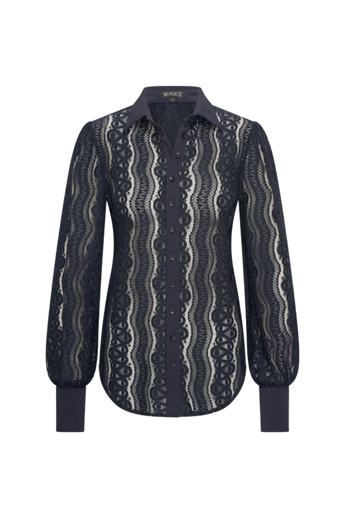 Navy blauwe reisblouse van Mi Piace met kanten details, geschikt voor reizen en casual draagstijl.