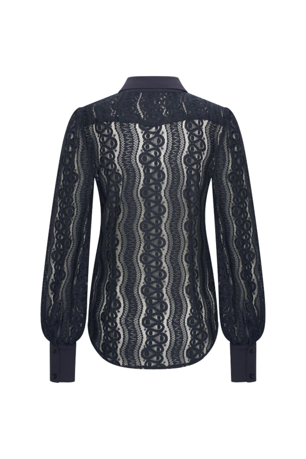 Navy blauwe reisblouse van Mi Piace met kantdetails, gedragen door een model, close-up van de stof en stijl.