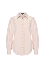 Lichte reisblouse Lace Mist van Mi Piace met kanten details, gedragen door een model, close-up van de blouse.