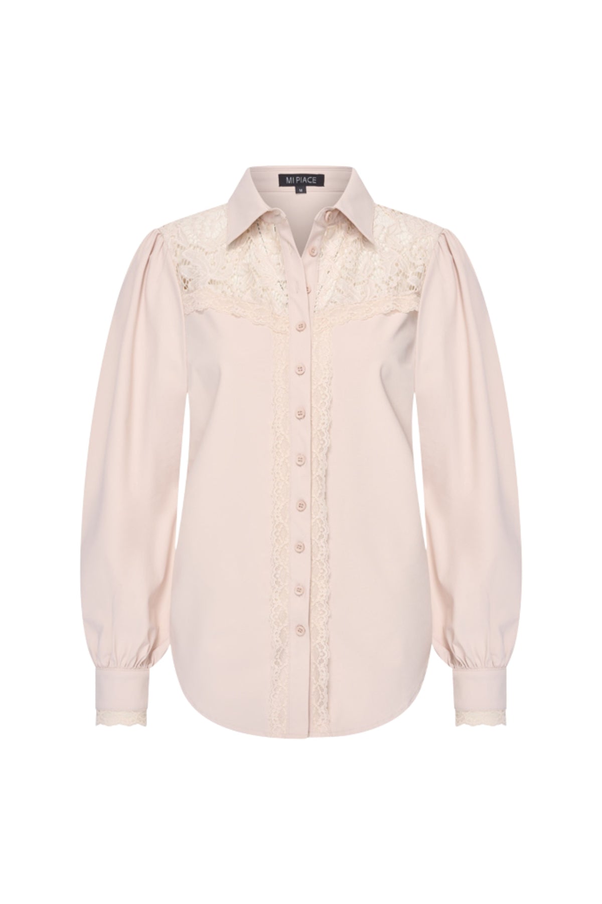 Lichte reisblouse Lace Mist van Mi Piace met kanten details, gedragen door een model, close-up van de blouse.