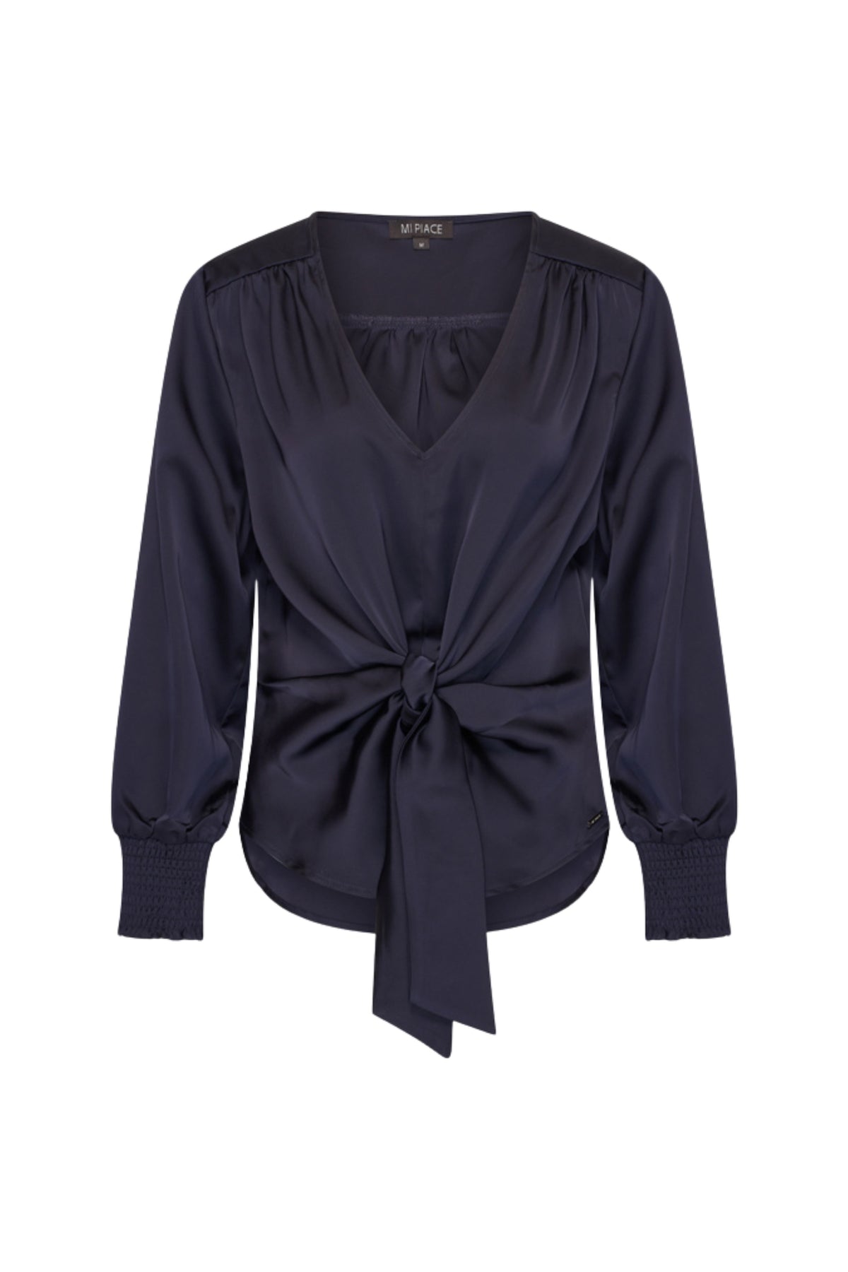 Blouse Knotted Satin in marineblauw van Mi Piace, elegante satijnen top met knoopdetail en lange mouwen.