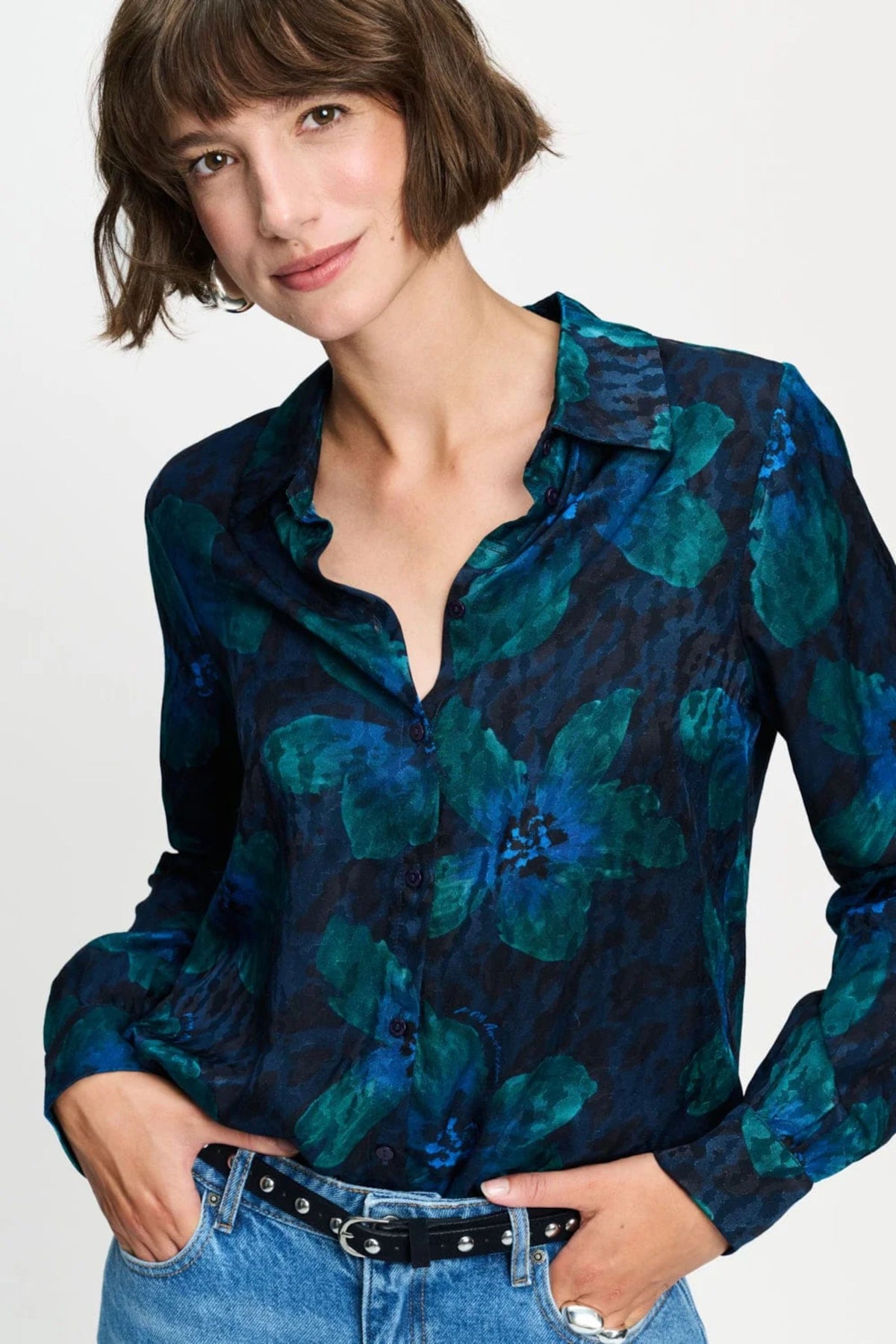 Groene blouse Mila Bloom van POM Amsterdam met opvallende teal kleur en elegante pasvorm, gedragen door een model.