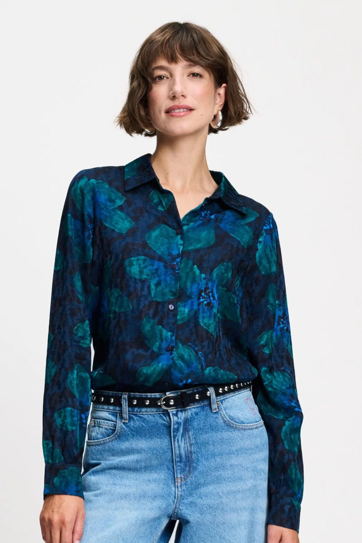 Blouse Mila Bloom in teal groen van POM Amsterdam, met bloemenprint en stijlvolle pasvorm, op een vrouw gedragen.