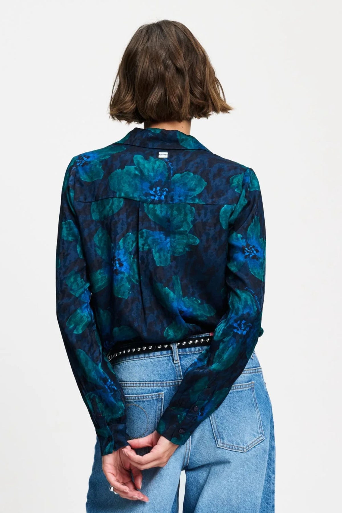 Blouse Mila Bloom in teal groen van POM Amsterdam, met elegante pasvorm en bloemenprint, zichtbaar op de afbeelding