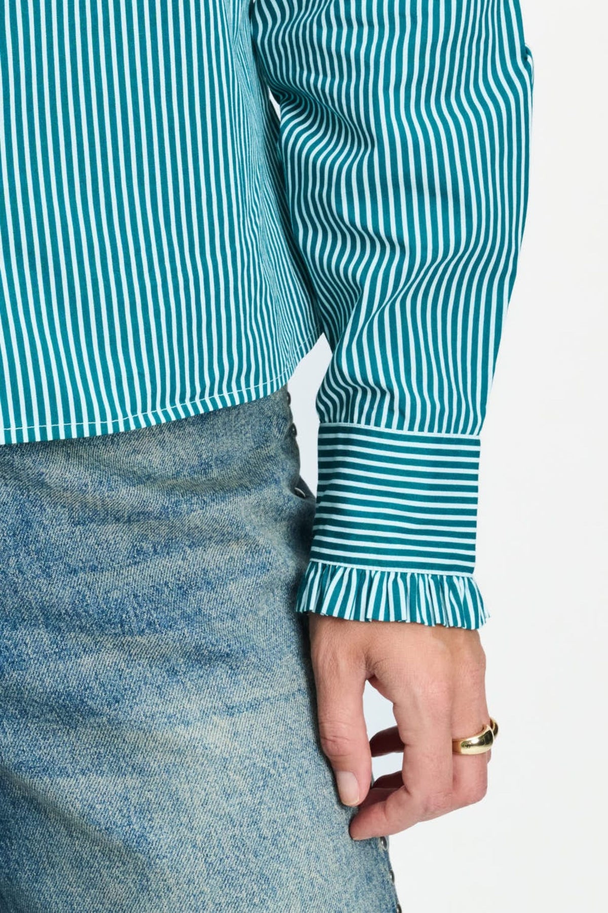Blouse Noa in tealgroen van POM Amsterdam, met losse pasvorm en lange mouwen, gedragen door model.
