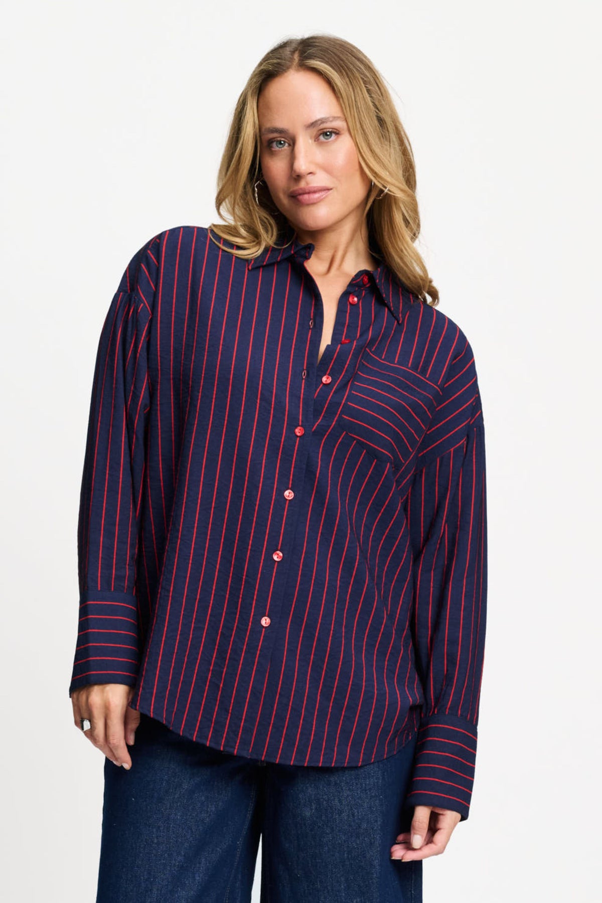 Blouse Beau Twill gestreept in blauw van POM Amsterdam, op een model gedragen met korte mouwen en knoopdetails.
