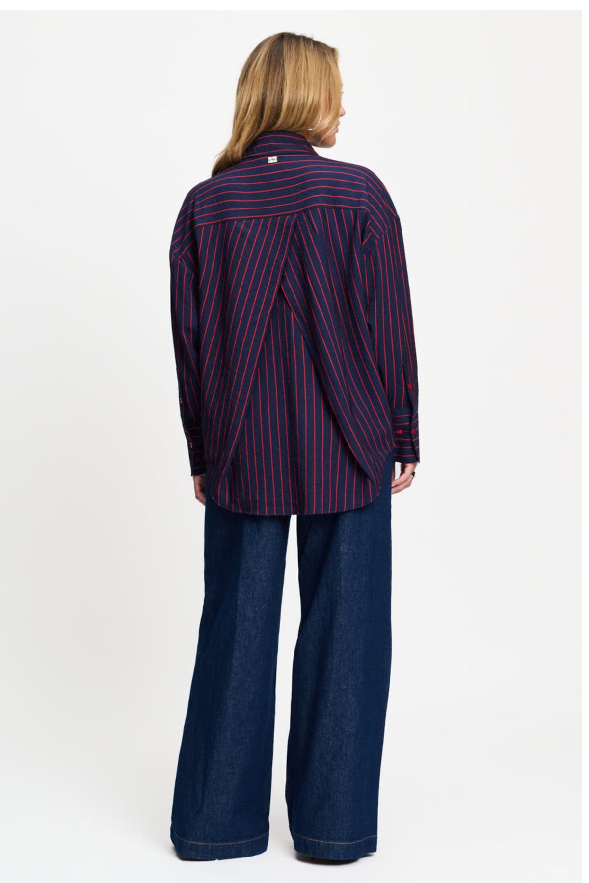 Blouse Beau Twill gestreept in blauw van POM Amsterdam, met een elegante pasvorm en zachte stof.