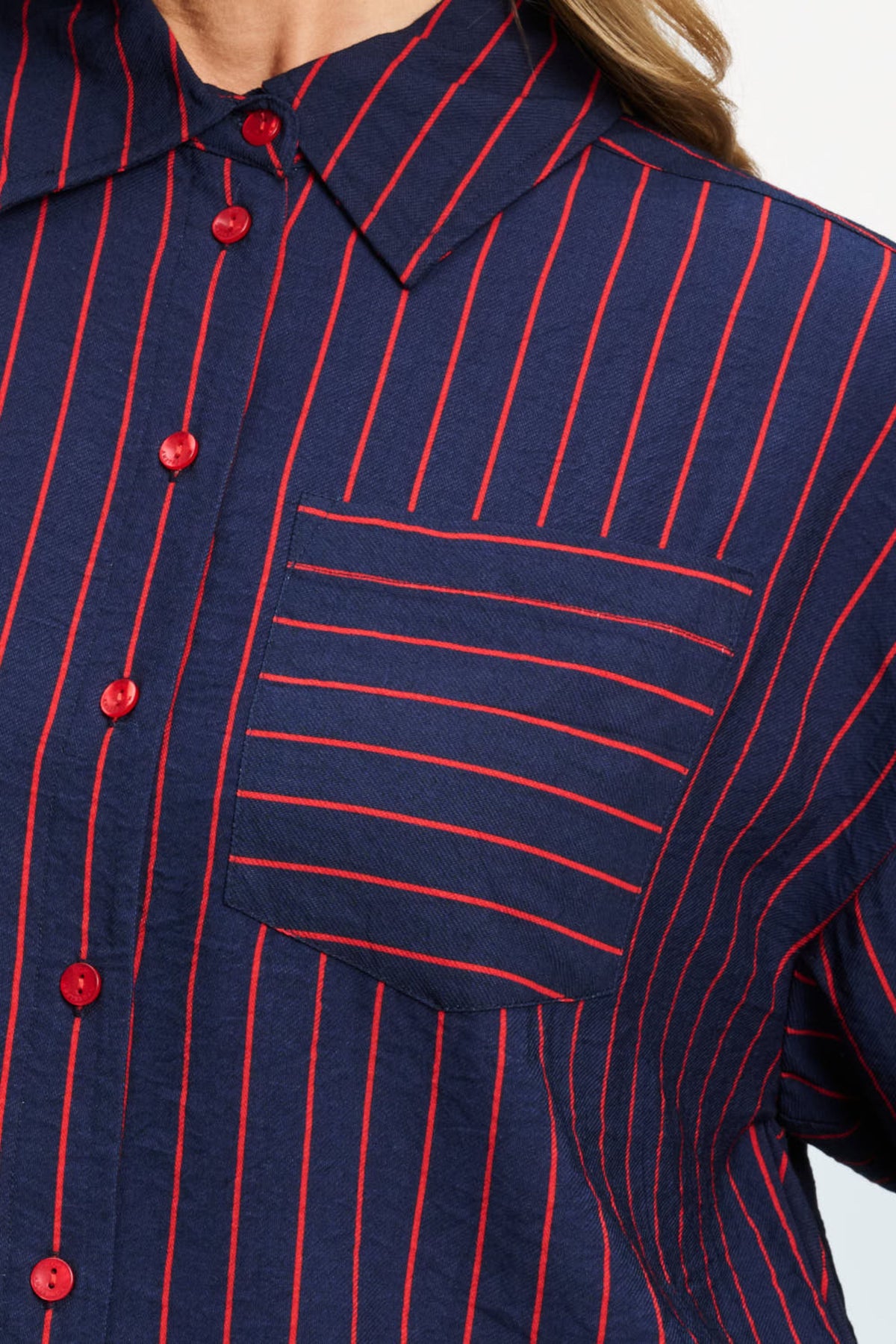 Blouse Beau Twill gestreept blauw van POM Amsterdam, met ronde hals en lange mouwen, op een witte achtergrond.