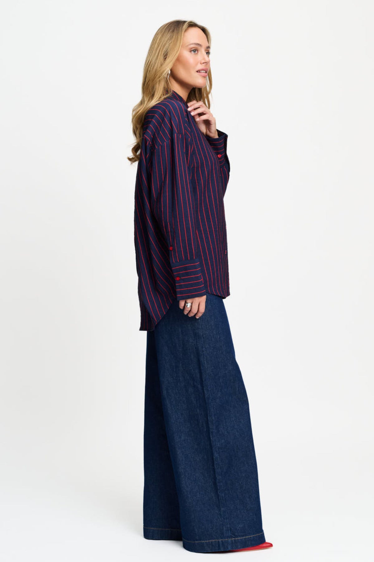 Blouse Beau Twill gestreept blauw van POM Amsterdam, close-up van de stof en het ontwerp