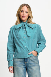 Blouse Noa in tealgroen van POM Amsterdam, uitzicht op de stijlvolle, losse blouse met lange mouwen en V-hals.