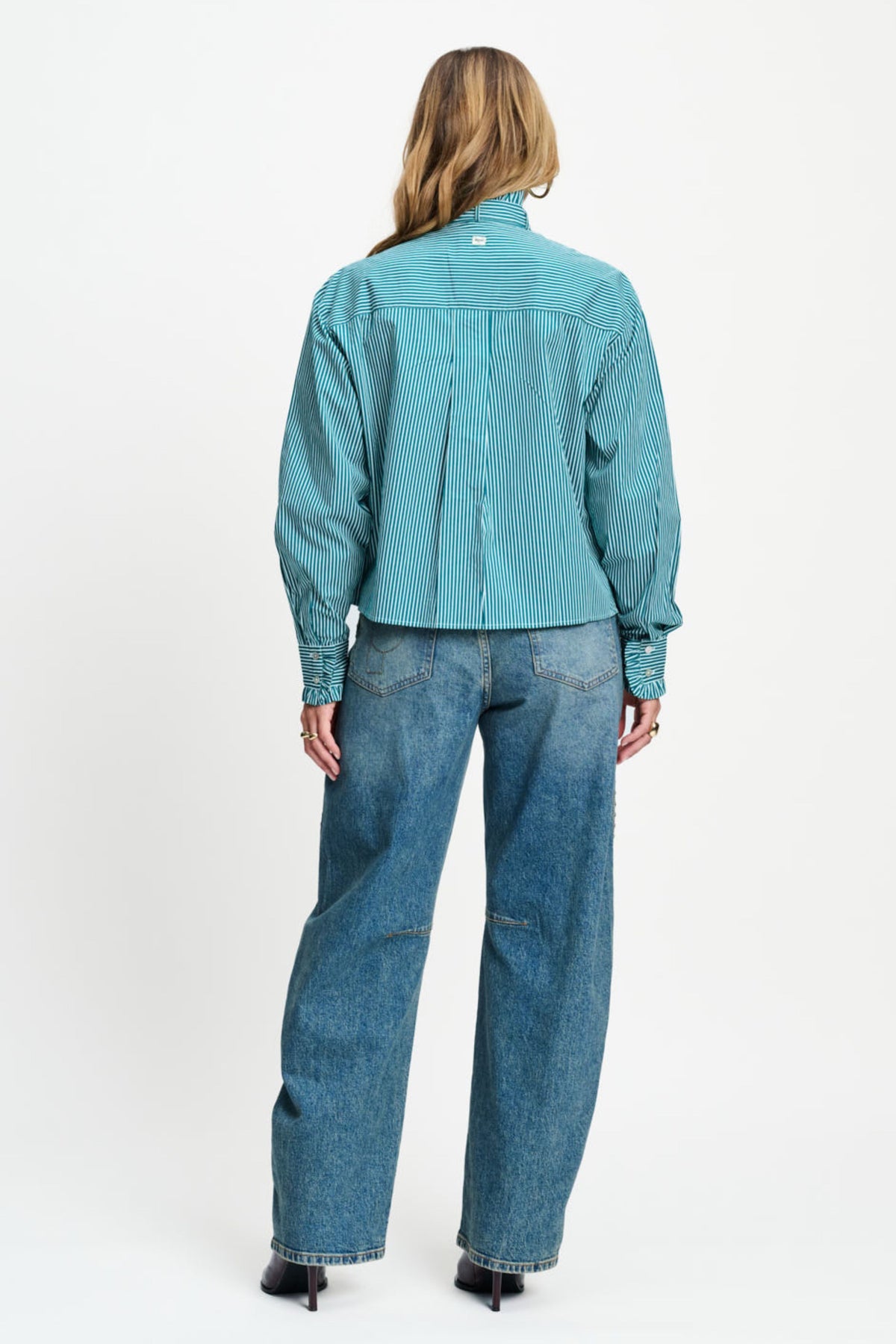 Blouse Noa van POM Amsterdam in tealgroene kleur, met losse pasvorm en elegante details, gedragen door een model.