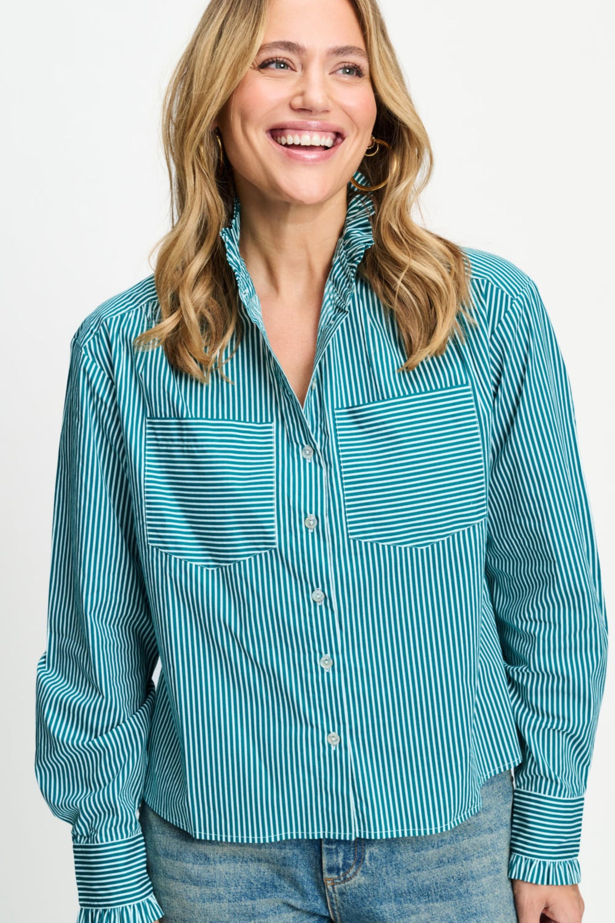 Groene blouse Noa van POM Amsterdam met lange mouwen en losse pasvorm, gedragen door een model.