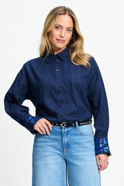Blouse Lexi Eternal Blue van POM Amsterdam, getailleerd model met lange mouwen en blauwe kleur, gedragen door een model.