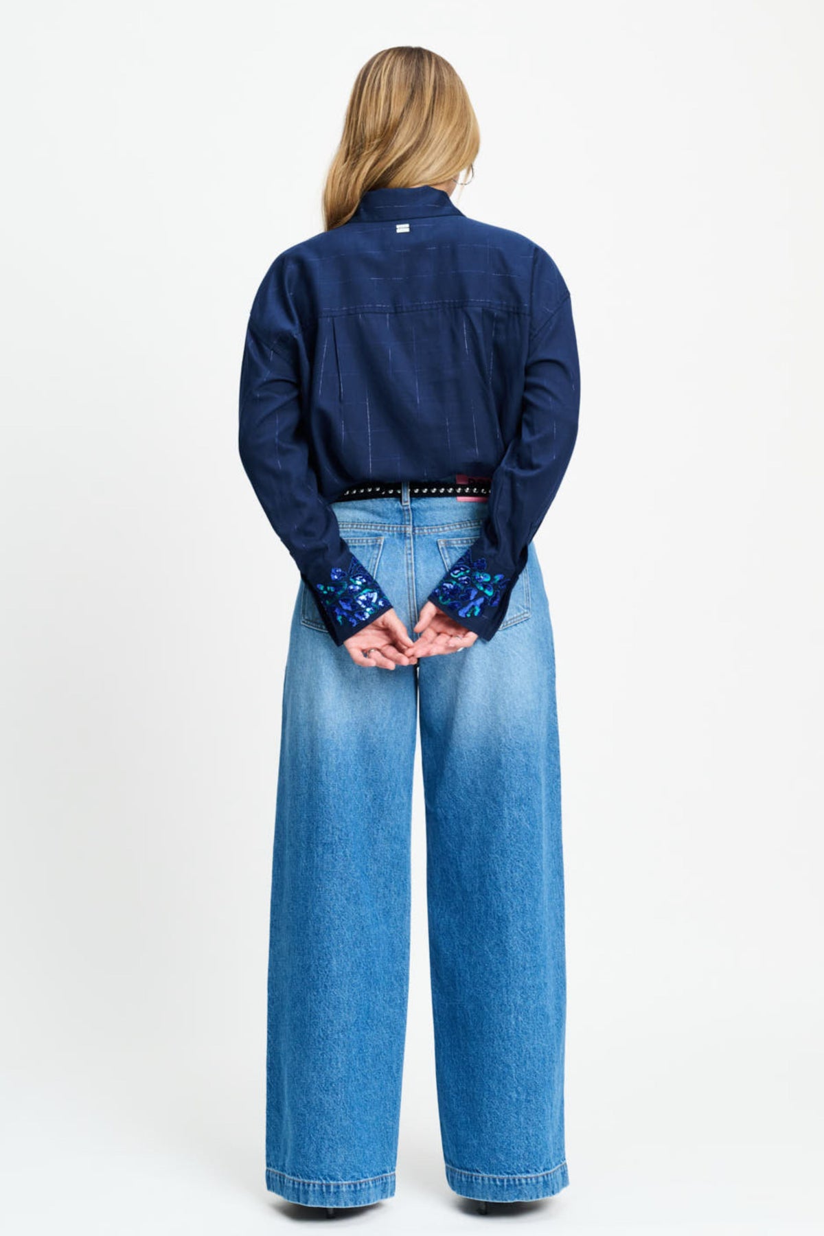 Blouse Lexi Eternal Blue van POM Amsterdam, lichtblauw met elegante details, gedragen door een model.