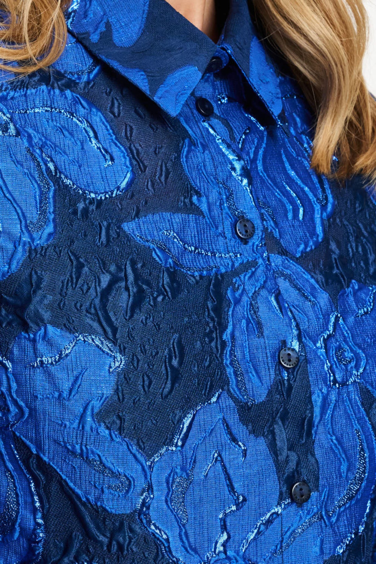 Blouse Jade Bloom POM Amsterdam in cobaltblauw, met elegante snit en bloemenprint, gedragen door een model.