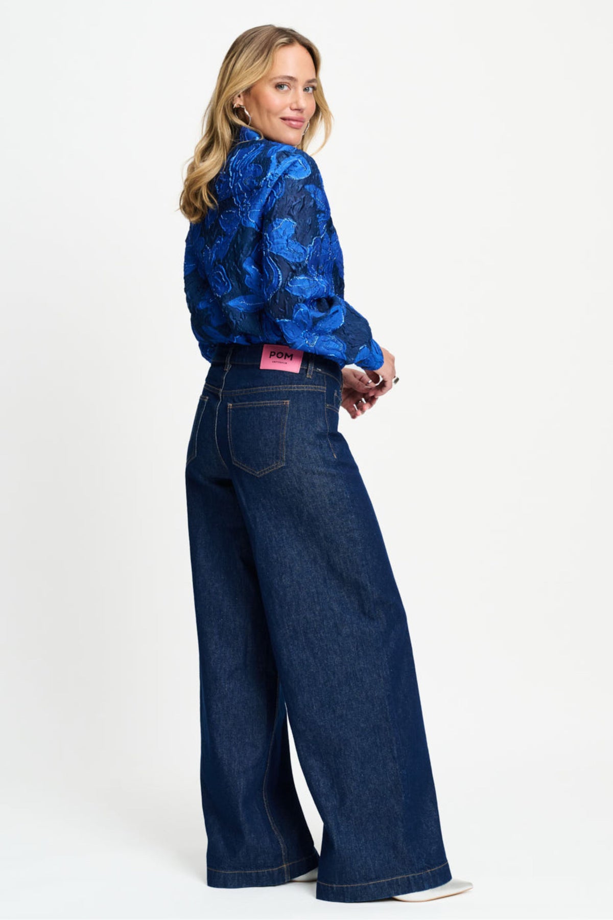 Blouse Jade Bloom in cobaltblauw van POM Amsterdam, met elegante fit en bloemenprint, gedragen door een model.
