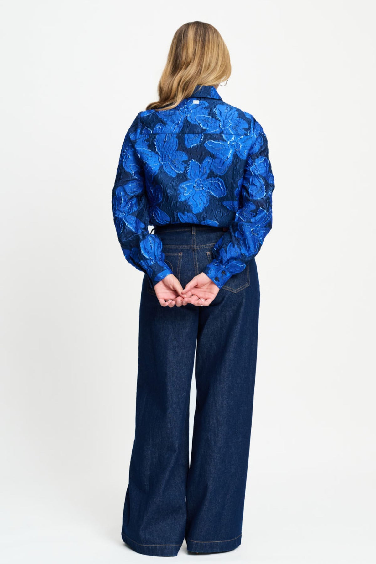 Blouse Jade Bloom in cobalt blauw van POM Amsterdam, met stijlvolle pasvorm en bloemenprint, gedragen door een model.
