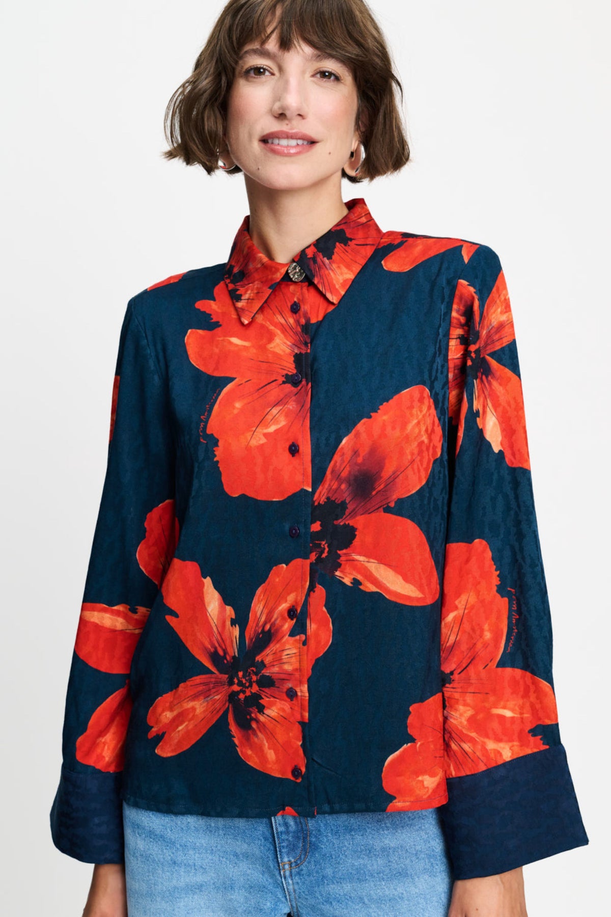 POM Amsterdam blouse Alex Bloom Rouge SP9798 met bloemenprint en kraag, gedragen door een model.