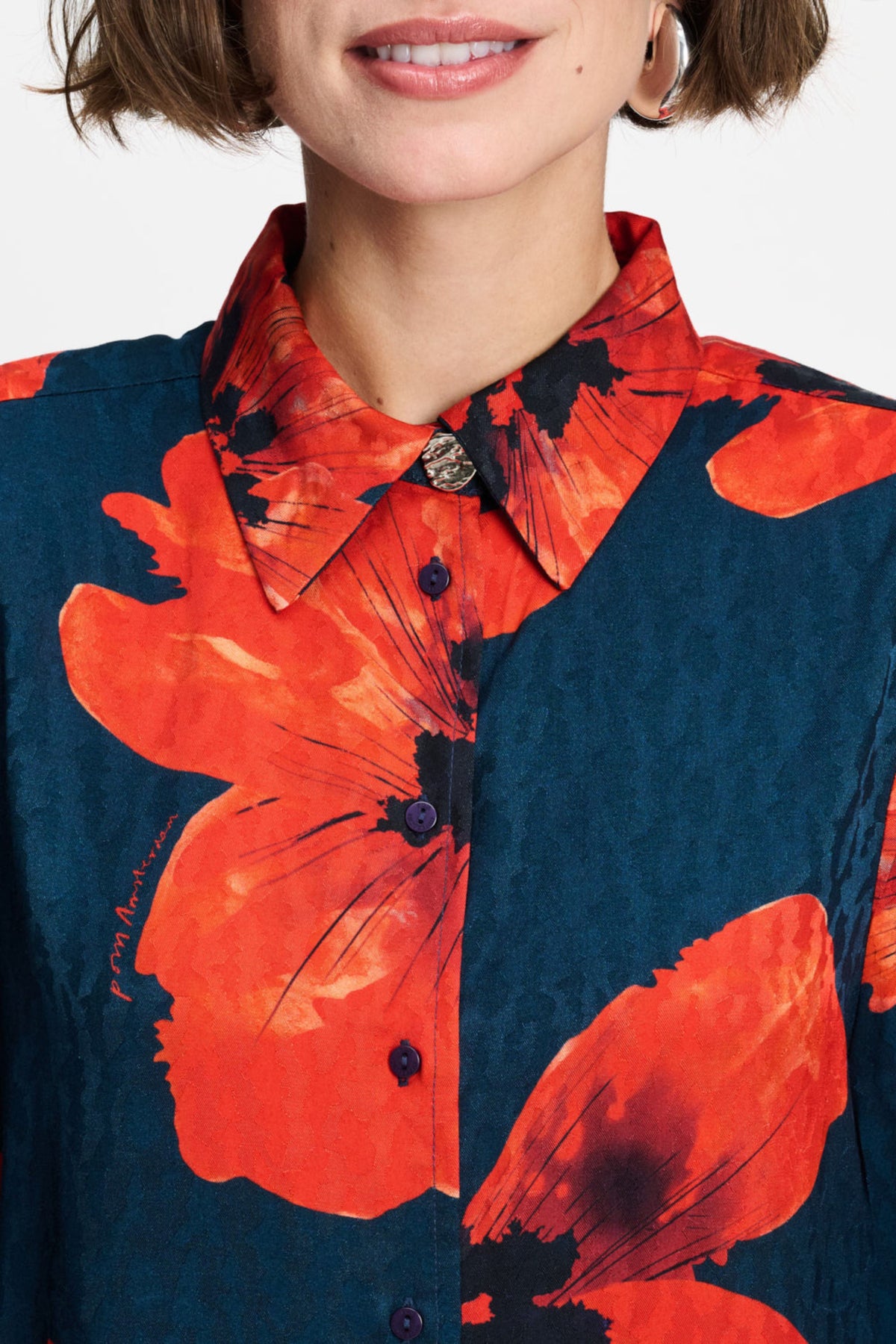 Blouse Alex Bloom Rouge van POM Amsterdam, lichtgewicht katoenen blouse met bloemendessin, gedragen door een model.